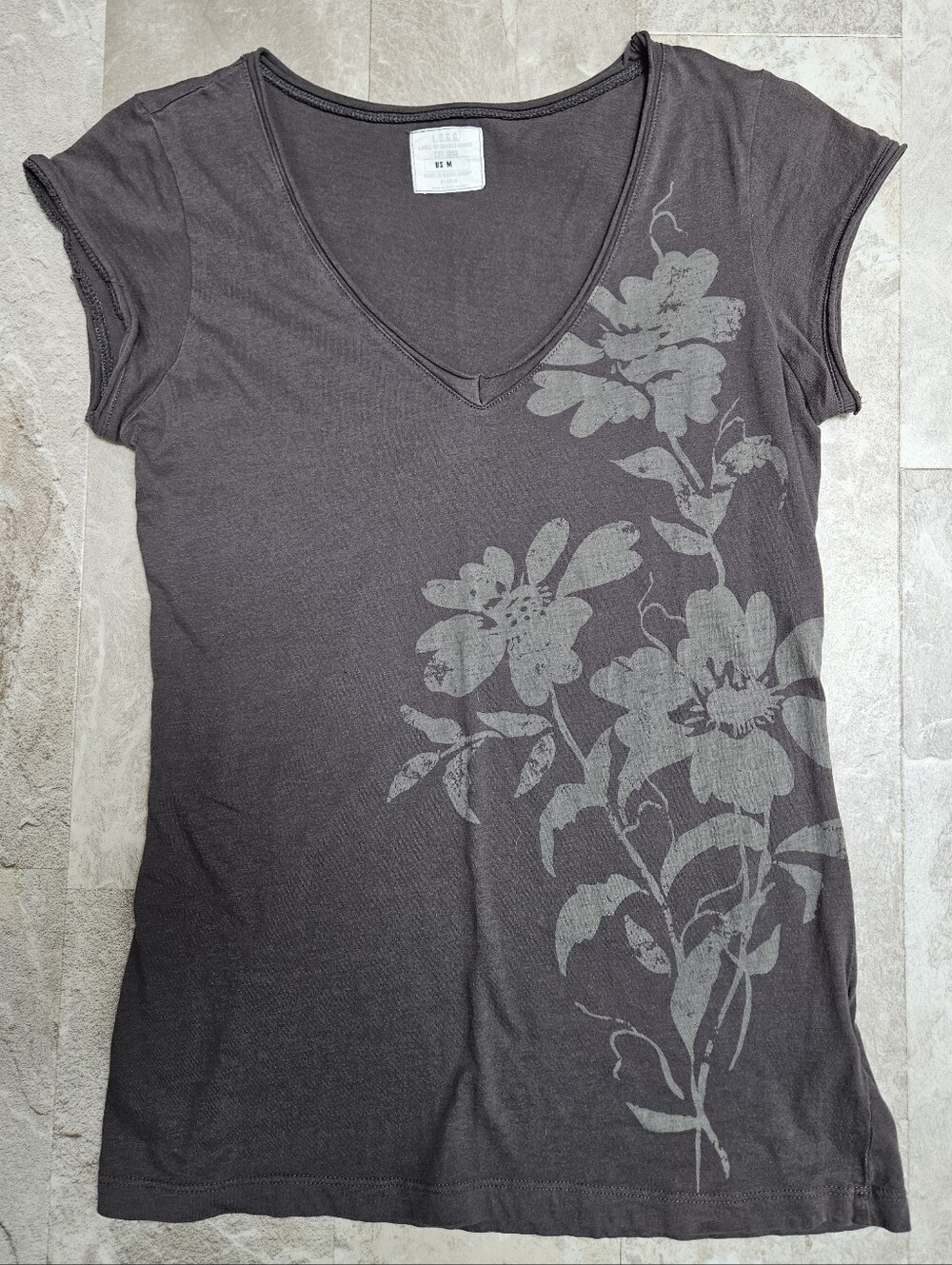 Dark Gray Top Woth Flower Graphic. EUC.
